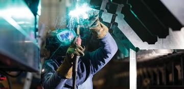Late payments in the manufacturing industry